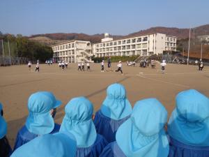 幼児が走っている小学生を応援している写真