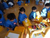 ４歳児がお道具箱の中身をきれいにしている写真