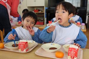 震災給食を食べているところ