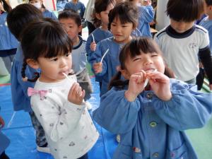 すりおろした生の切り干し大根を食べているところ