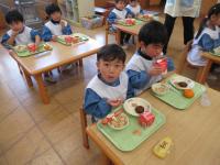 3歳児が防災給食を食べている写真