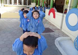 4歳児が園庭に避難している写真