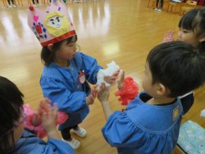 園児が誕生会に参加している様子の写真