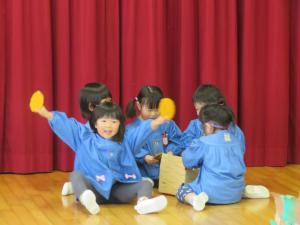 園児が劇遊びをしている様子の写真