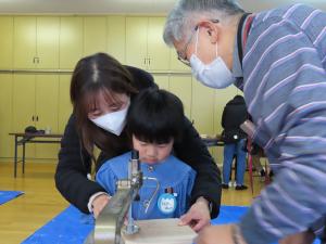 園児が焼杉手形作りをしている様子の写真