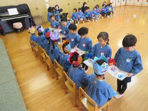 園児が誕生会に参加している様子の写真