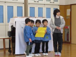 遊戯室で5歳児が誕生会の司会をしている写真