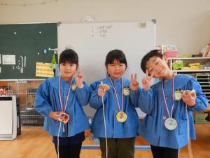 ５歳児がメダルをもって記念撮影