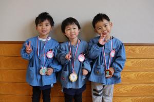 ３歳児がメダルをもって記念撮影
