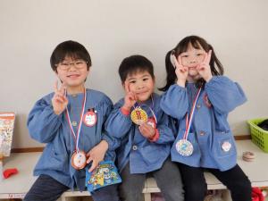 ４歳児がメダルをもって記念撮影
