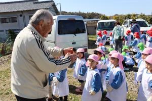 じゃがい芋の植え方を聞いているところ