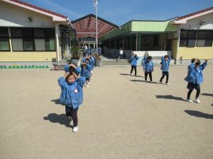 3歳児が園庭に避難している写真