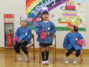 園児が誕生会に参加している様子の写真