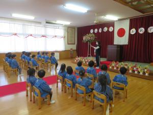 園児が終業式に参加する様子の写真