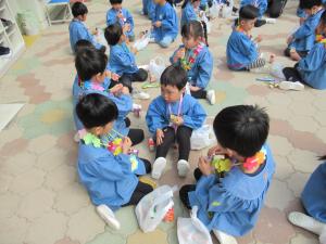 なかよしホールであおば3兄弟の友達とお菓子を食べている写真