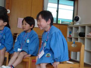 友達が前に出ているのを見て楽しんでいる写真