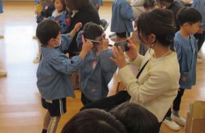 メダルを渡している写真