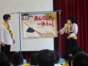 安全協会の人2名が紙芝居をめくっている写真