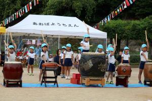 子どもが太鼓を演奏している写真