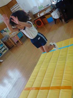 マットの上でジャンプしている写真