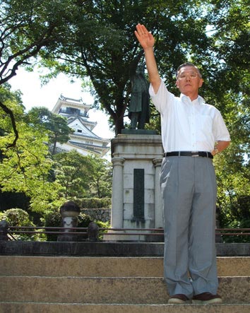 高知城の板垣退助像前