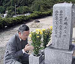 大嶋みち子さんの墓前にて