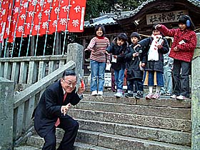 子どもに豆をまかれる