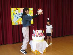 プレゼントのケーキを受け取る様子