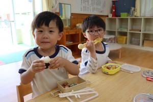 ３歳児がお弁当を食べているところ