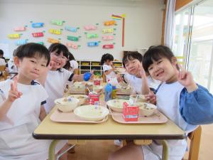 5歳児が給食を食べているところ