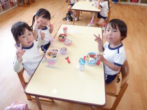 4歳児がお弁当を食べているところ