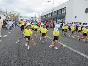 5歳児がペーロンパレードを歩いているところ
