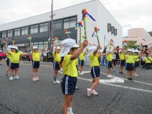 5歳児がペーロン音頭を踊っているところ