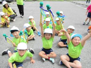 子ども達が両手をあげている写真
