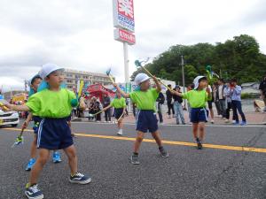 子ども達が道路でダンスをしている写真