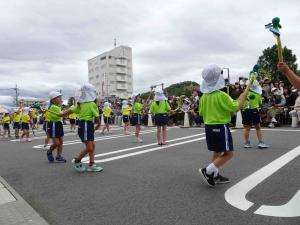 駐車場でお客さんの前でダンスをしている写真