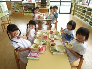 給食を食べている様子