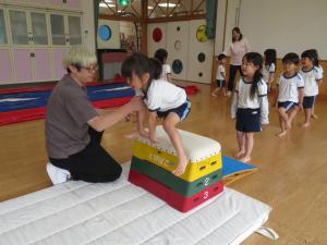 跳び箱の練習をしている様子