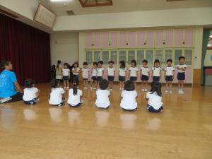 園歌の歌い合いっこをしている様子