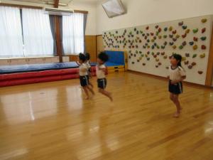 子ども達がジャンプをしながら前に進む写真