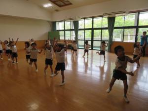 ペーロン音頭を踊る様子