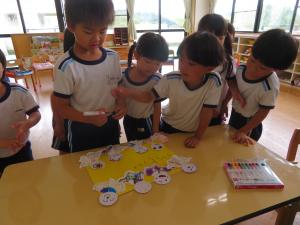 小学校に向けたメッセージを書いている様子