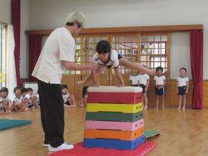 5歳児が跳び箱をしているところ