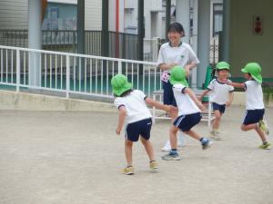 5歳児が中学生と鬼ごっこをしているところ