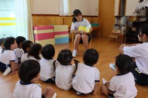 3歳児が中学生に絵本を読んでもらっているところ