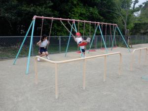 4歳児が中学生とブランコに乗っているところ