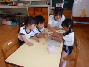 4歳児が中学生のお姉さんと一緒にパズルをしているところ