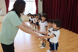 5歳児が表彰状をもらっているところ