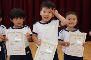 3歳児が表彰状をもらっているところ