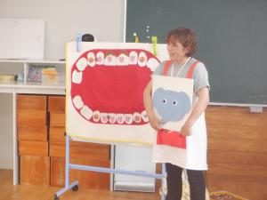 歯科衛生士が4歳児に歯の役割について話をしているところ